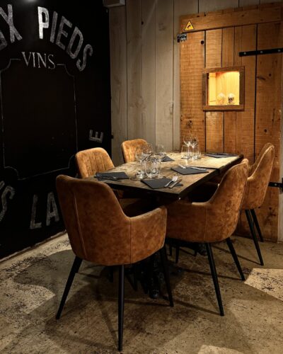 Aux Pieds sous la Table - Photo 1
