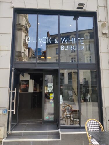 Black & White Burger Nantes Place du Commerce - Photo 1