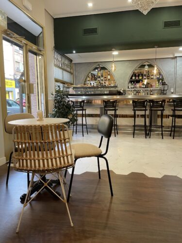 Cozy chic cafe - Photo 1