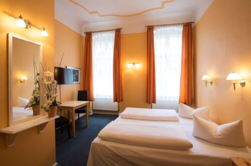 Hotel am Hermannplatz - Photo 1